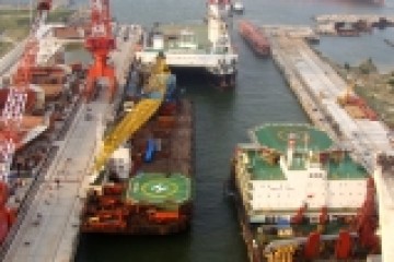 DQS tiếp nhận và sửa chữa 03 tàu cẩu lớn 