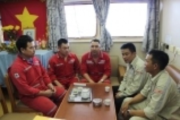 Công đoàn DQS thăm tặng quà tết cho Tàu POS01, PTSC01, Côn Sơn và ngư dân Xã Bình Đông