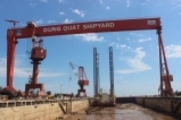 DQS tiếp nhận Giàn cẩu Liftboat vào dock để sửa chữa